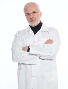 Doktor Waldemar Weiss wyjechał z Polski w latach 80-tych, w czasie stanu wojennego tuż przed skończeniem studiów medycznych w Warszawskiej Akademii Medycznej. Najpierw trafił na Węgry, następnie do Afryki, ostatecznie kończąc swoją podróż we Francji. Jak opowiada w tamtych czasach uważał Francję za najciekawszy i najbezpieczniejszy kraj na świecie. Praktycznie nie znał wówczas języka, musiał zacząć się go uczyć od podstaw. Po uzyskaniu ekwiwalentu matury, dostał się na Uniwersytet Medyczny Xaviera Bichata w Paryżu, przechodząc najtrudniejsze egzaminy wstępne we Francji. Studia medyczne zrobił właściwie dwukrotnie, raz w Polsce – wyjechał tuż przed ich ukończeniem – drugi raz we Francji. Po ukończeniu z wyróżnieniem studiów zdobył specjalizację w jednym z najlepszych centrów chirurgii estetycznej w Europie: „Madeleine Lejour”. Od tamtego czasu doktor Waldemar Weiss ukończył liczne kursy i specjalizacje z dziedziny chirurgii plastycznej i estetycznej, dzięki czemu jest obecnie jednym z najbardziej dyplomowanych chirurgów plastyków we Francji i Europie, założycielem i właścicielem Centrum Chirurgii Estetycznej Zachodniego Paryża, w jednej z najstarszych (112 lat) i najbardziej renomowanych paryskich klinik „La Montagne”.