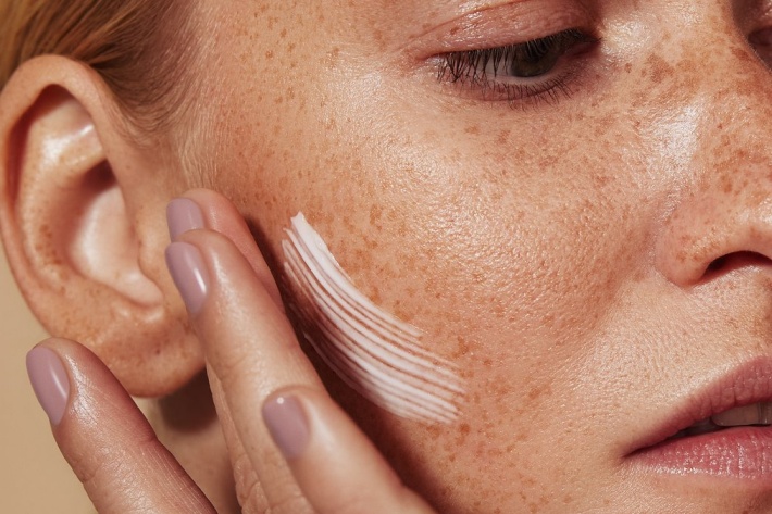 Dermokosmetyki retinoidy www Fot Shutterstock_6244253365